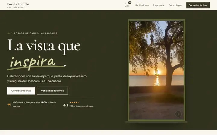 La portada: el video del sol sobre la laguna en una ventana con postigos.